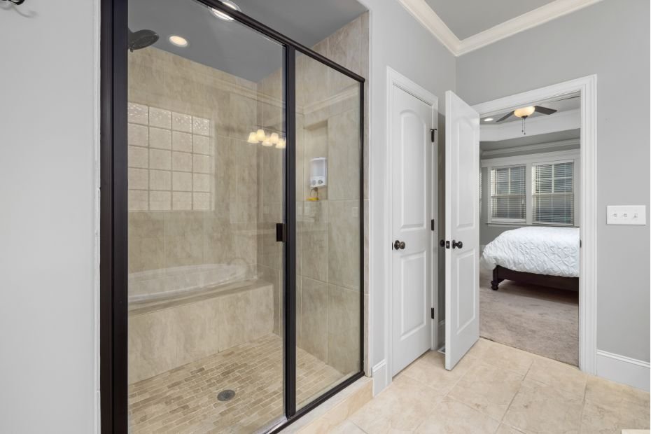 Modern Bathroom door design 9 Transparent glass partition