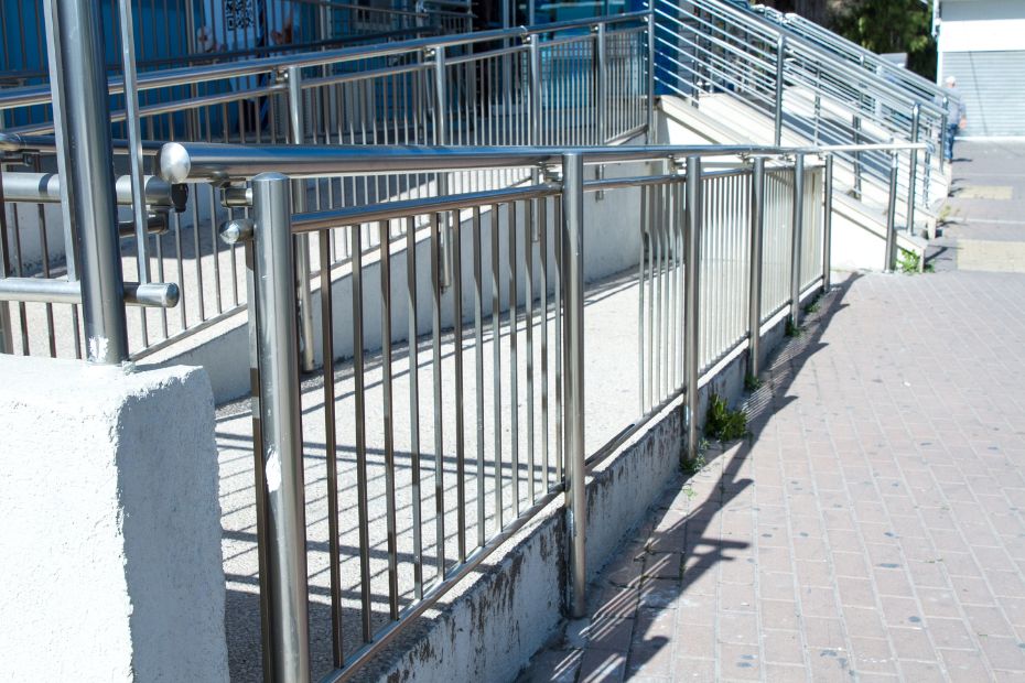 upright and simple steel railing design
