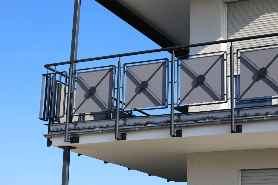 steel railing design with glass patterns