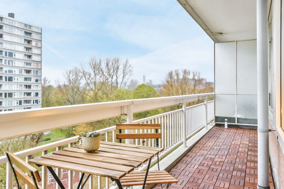 Simple white Balcony railing design